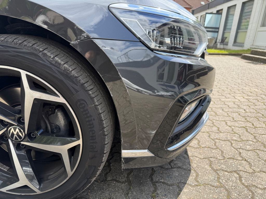 Nahaufnahme eines Unfallschadens vorne rechts aus einem Gutachten